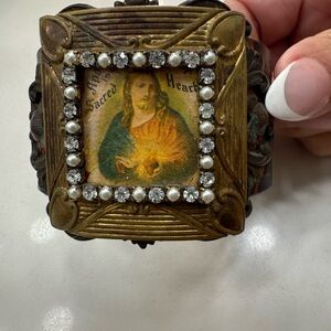 Vintage Antique-Style Sacred Heart Religious Cuff Leather Bracelet in Gold Tone